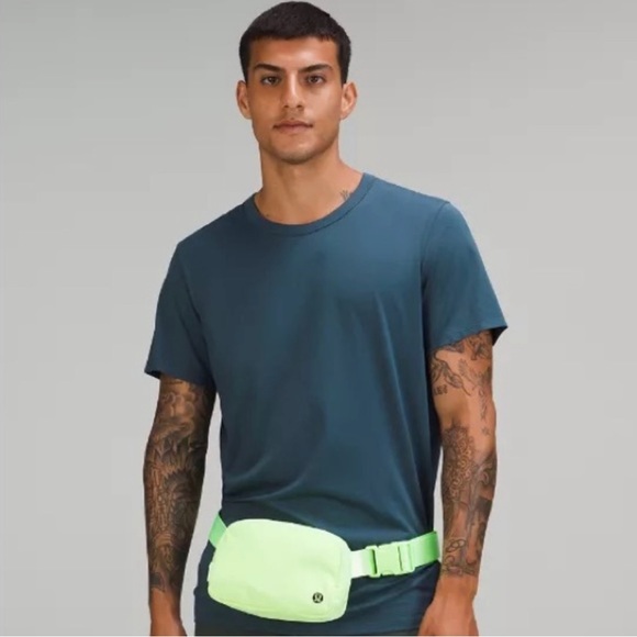 Hot New Release:: Lululemon Everywhere Belt Bag in Faded Zap 🤩 - Picture 3 of 4